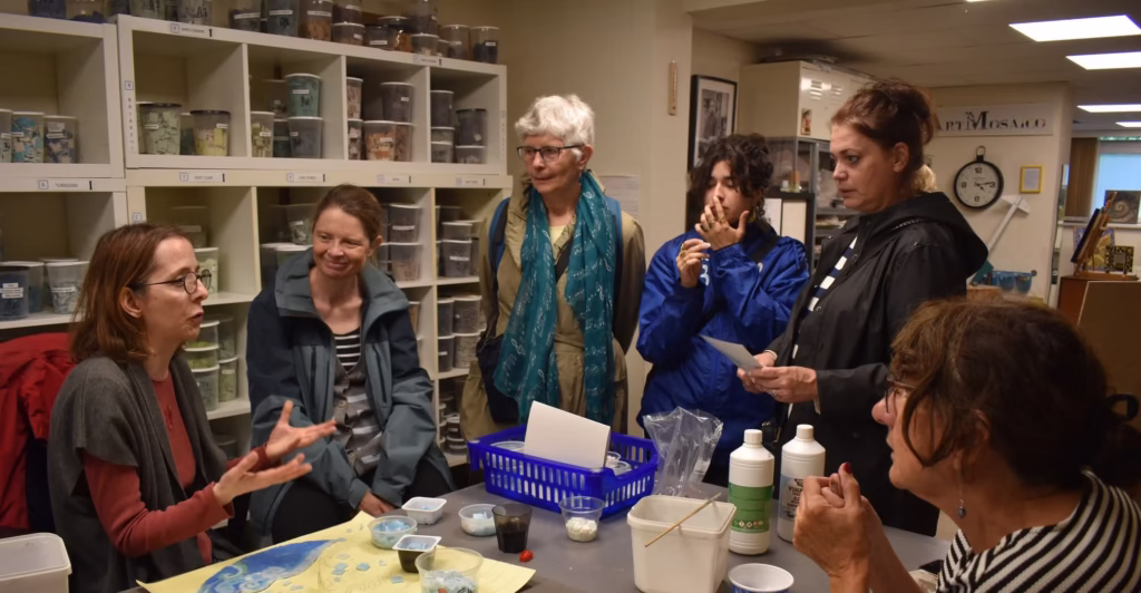 un membre d'Art Mosaico fait une démonstration des techniques aux visiteurs