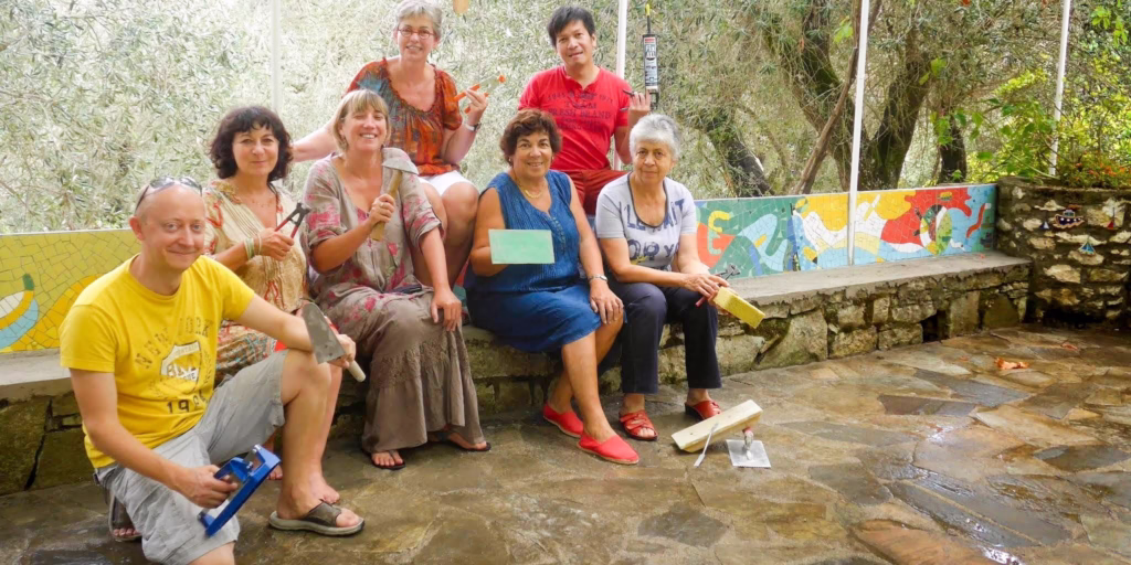 La fine équipe qui a réalisé un magnifique banc en mosaïque de carrelages - Eté 2014, Paxos (Grèce)